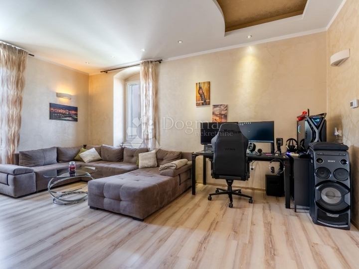Centar – 108 m², moderan 3S+DB s parkingom