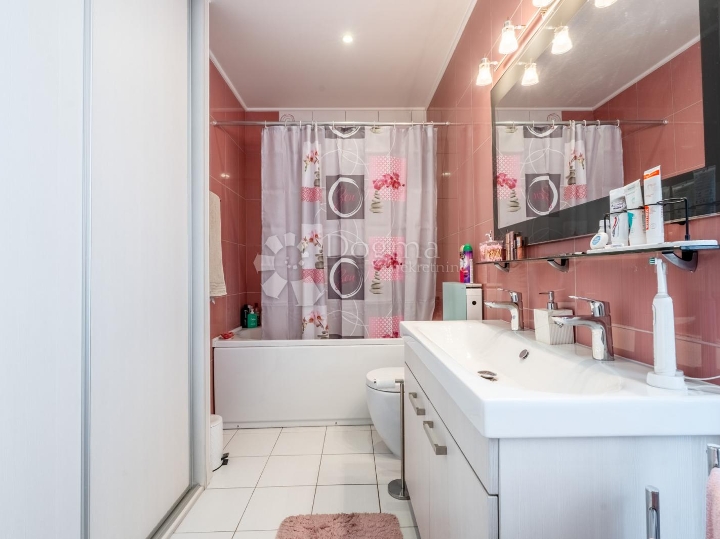 Centar – 108 m², moderan 3S+DB s parkingom