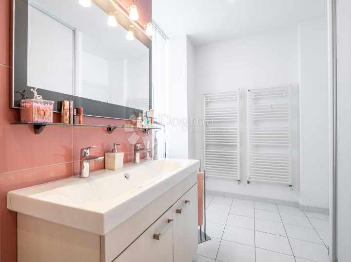 Centar – 108 m², moderan 3S+DB s parkingom