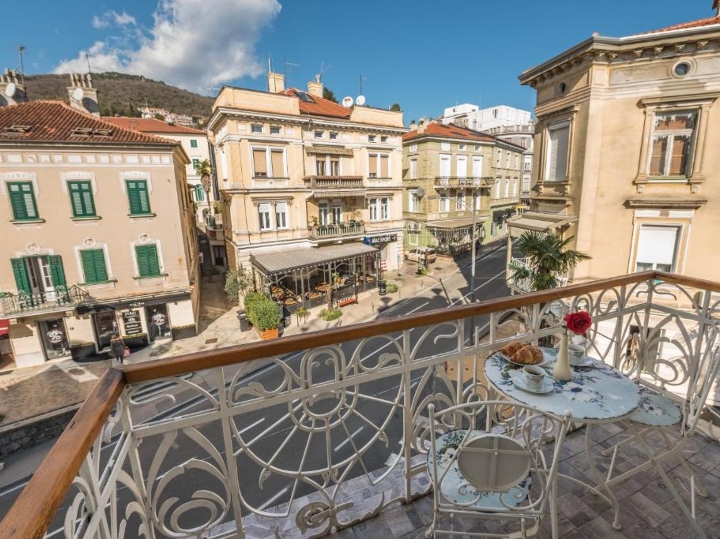 Opatija, stan do mora s balkonom, strogi centar, za najam