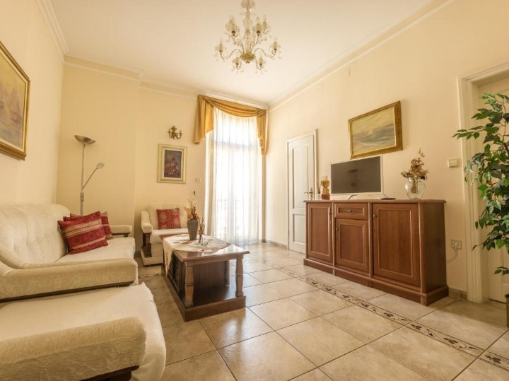 Opatija, stan do mora s balkonom, strogi centar, za najam
