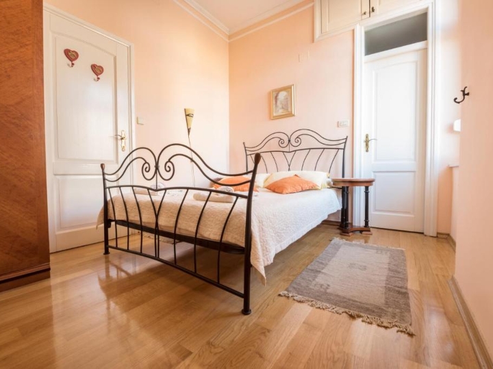 Opatija, stan do mora s balkonom, strogi centar, za najam