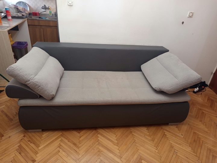 Prodajem kauč i hladnjak