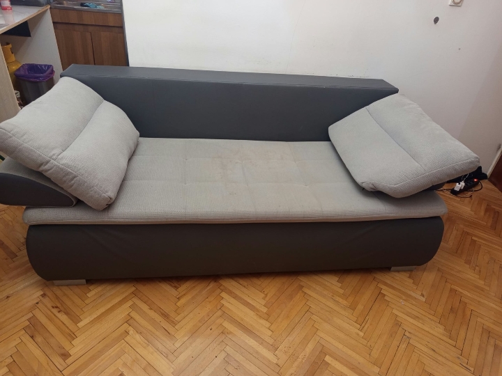 Prodajem kauč i hladnjak