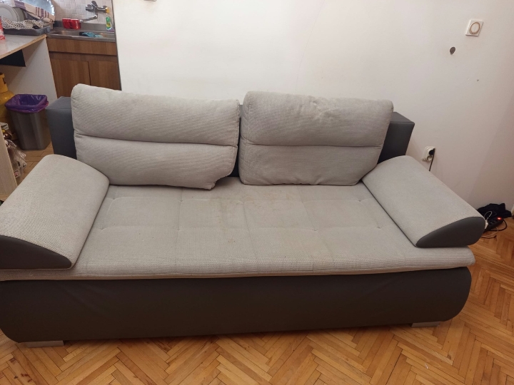 Prodajem kauč i hladnjak