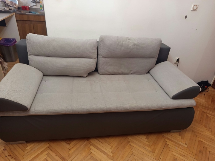 Prodajem kauč i hladnjak