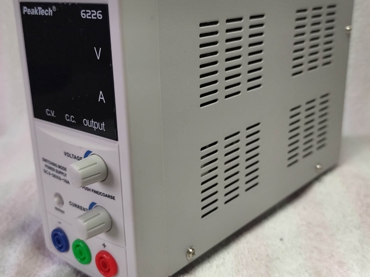 Laboratorijski izvor napona i struje 30V-10A