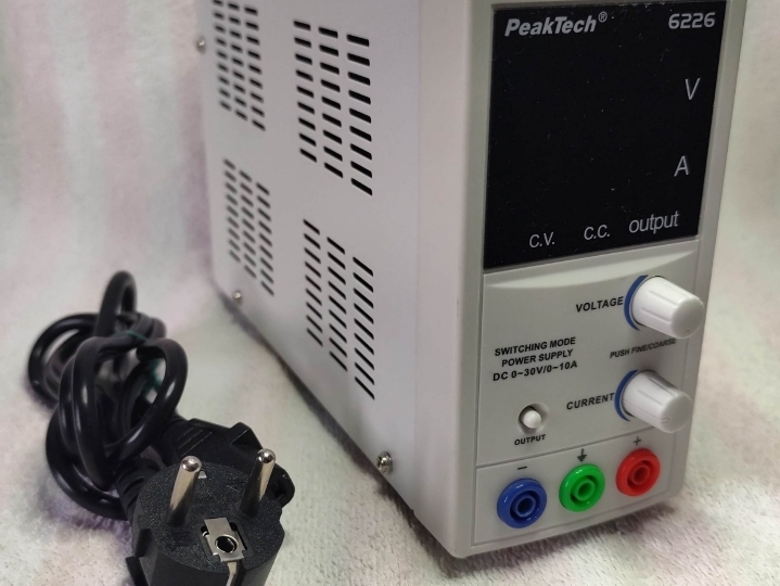 Laboratorijski izvor napona i struje 30V-10A