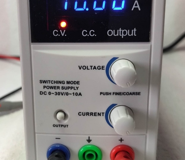 Laboratorijski izvor napona i struje 30V-10A