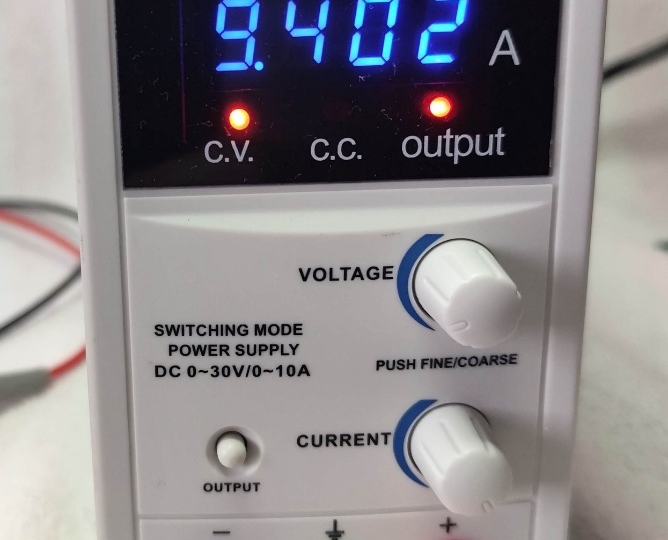 Laboratorijski izvor napona i struje 30V-10A