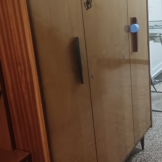 Poklanjam starinski ormar i kredenc