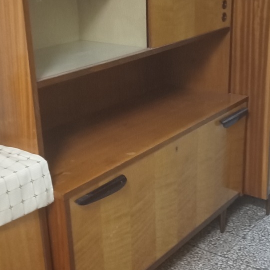 Poklanjam starinski ormar i kredenc