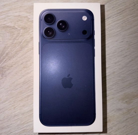 IPhone 17 Pro Max 256 GB – Deep Blue + dodatna oprema