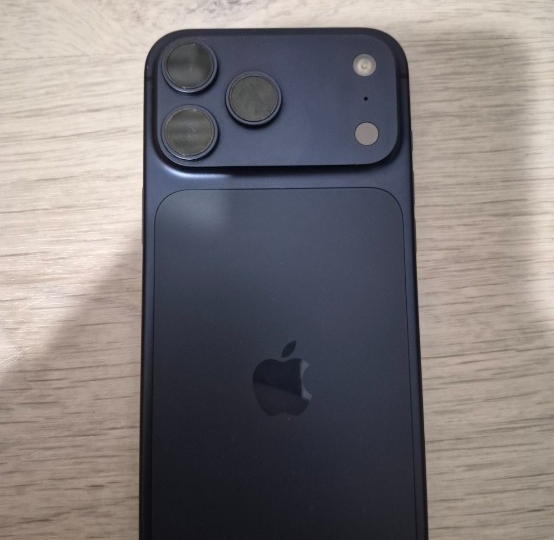 IPhone 17 Pro Max 256 GB – Deep Blue + dodatna oprema