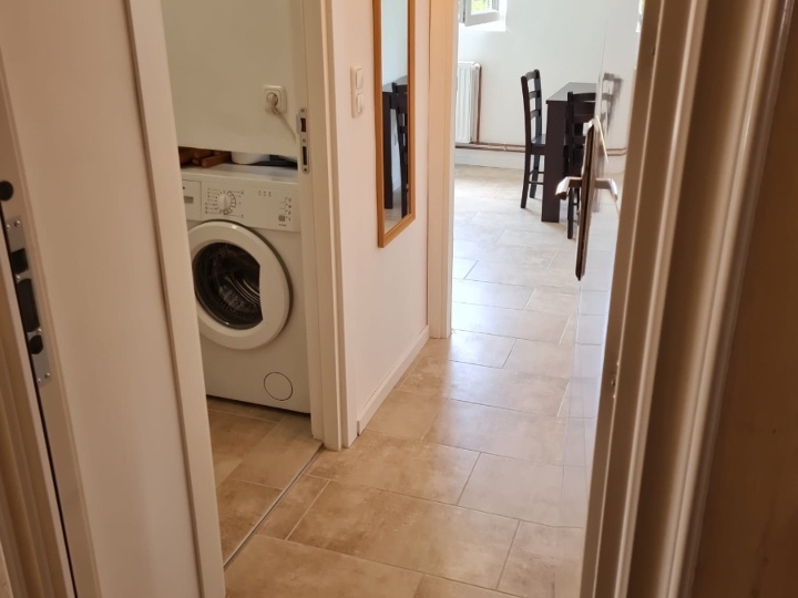 Renoviran stan 30 m2 s lođom kod kampusa, Svačićeva