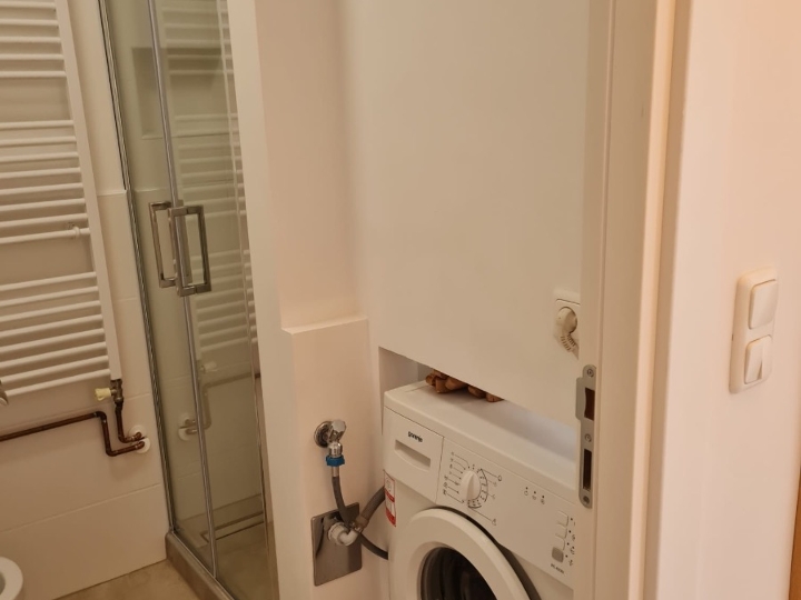 Renoviran stan 30 m2 s lođom kod kampusa, Svačićeva