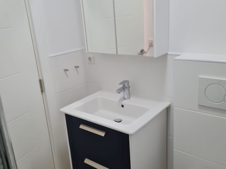 Renoviran stan 30 m2 s lođom kod kampusa, Svačićeva