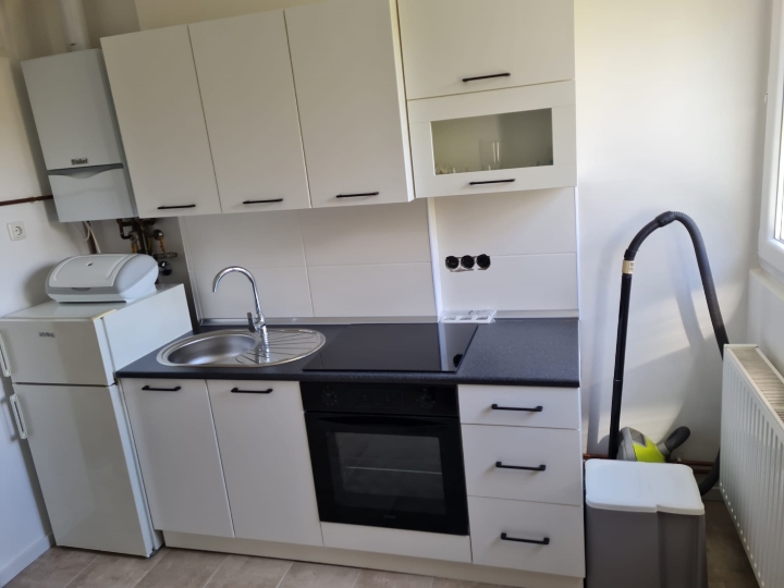 Renoviran stan 30 m2 s lođom kod kampusa, Svačićeva