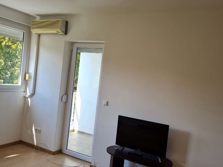 Renoviran stan 30 m2 s lođom kod kampusa, Svačićeva