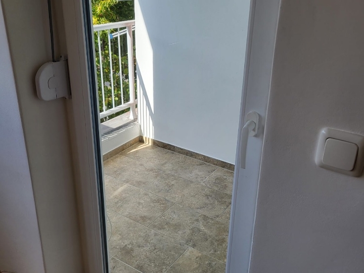 Renoviran stan 30 m2 s lođom kod kampusa, Svačićeva