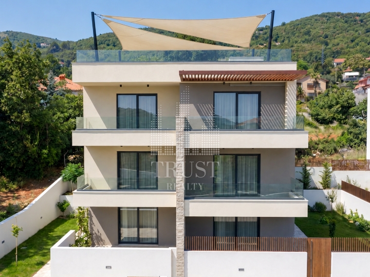 Opatija, Ika – Dvoetažni stan s okućnicom i pogledom