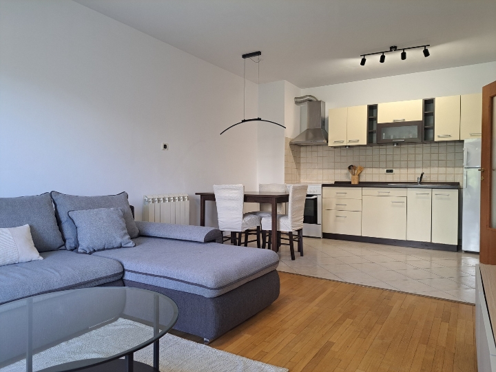 Srdoči – namješten stan s balkonom, 50 m², dugoročni najam