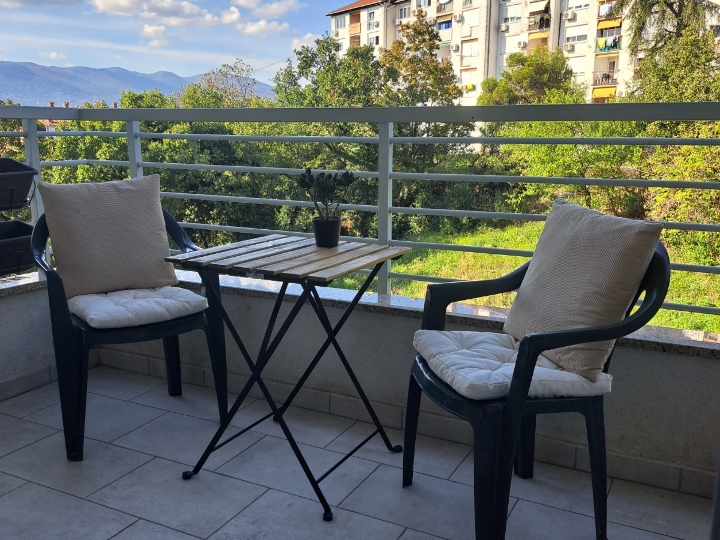 Srdoči – namješten stan s balkonom, 50 m², dugoročni najam