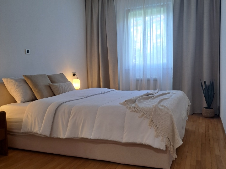 Srdoči – namješten stan s balkonom, 50 m², dugoročni najam