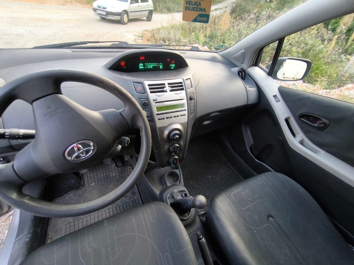 Toyota Yaris 1.0 VVT-i – 2009. godište – benzin