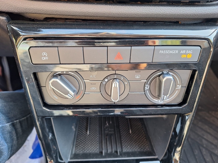 VW T-Cross 1.0 TSI, 2025. god., 5.300 km, karamboliran