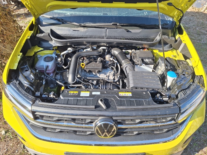 VW T-Cross 1.0 TSI, 2025. god., 5.300 km, karamboliran