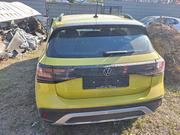VW T-Cross 1.0 TSI, 2025. god., 5.300 km, karamboliran