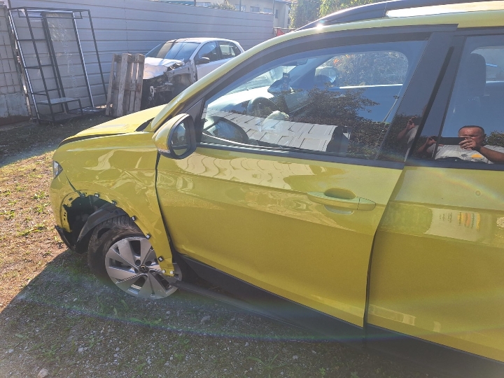 VW T-Cross 1.0 TSI, 2025. god., 5.300 km, karamboliran