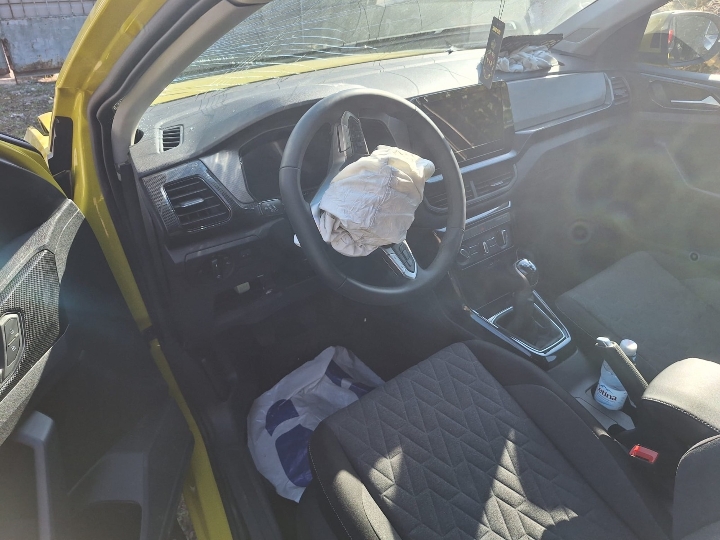 VW T-Cross 1.0 TSI, 2025. god., 5.300 km, karamboliran