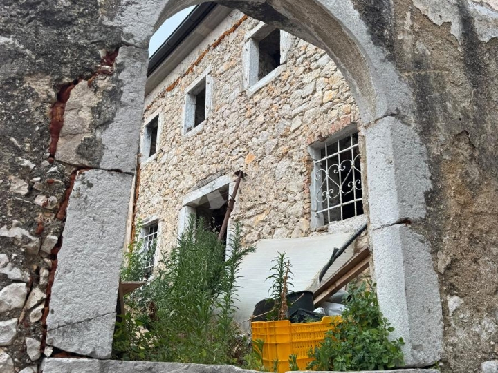 Dvojna kuća za adaptaciju u Kostreni / Urinj!!