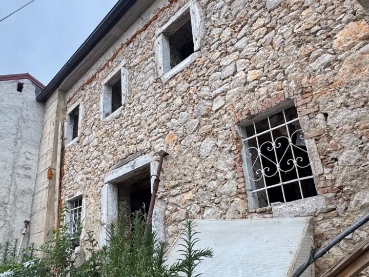 Dvojna kuća za adaptaciju u Kostreni / Urinj!!