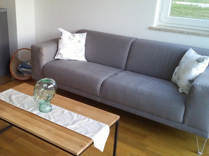 Siva sofa, dužina oko 2,20 m