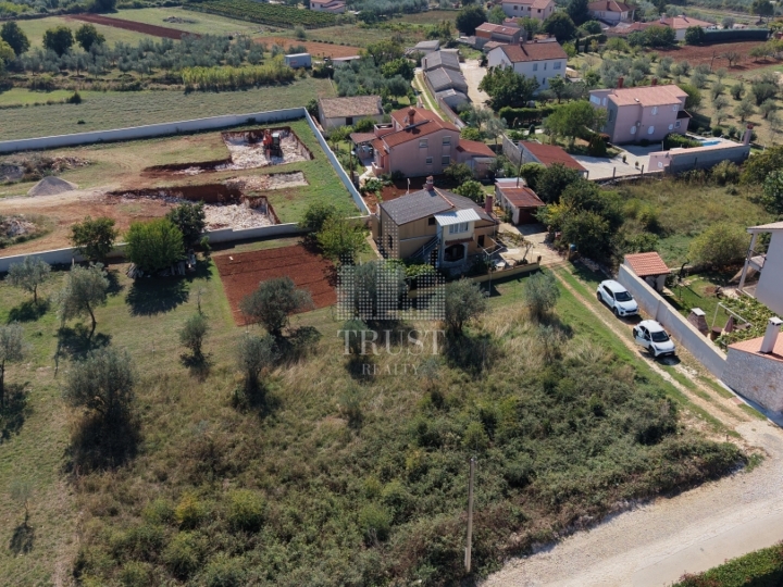 Istra, Galižana: građevinska zemljišta s dozvolom i projektom