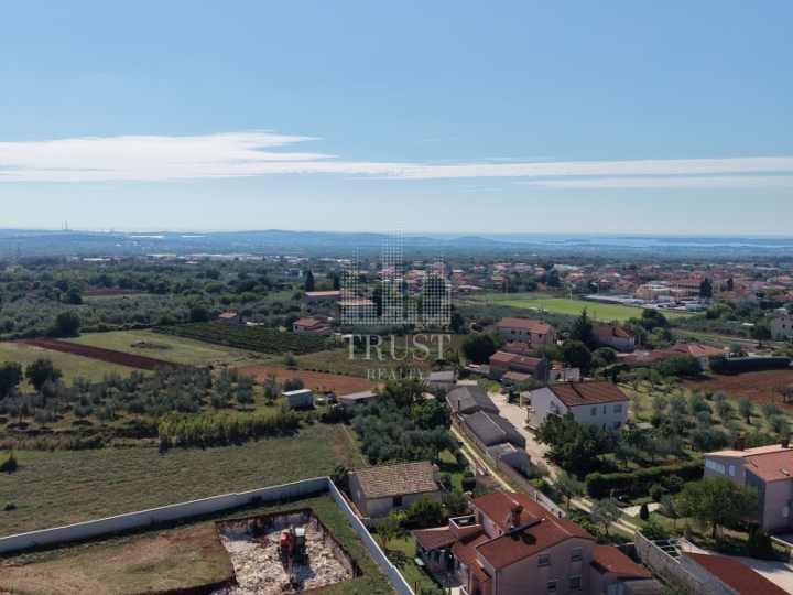 Istra, Galižana: građevinska zemljišta s dozvolom i projektom