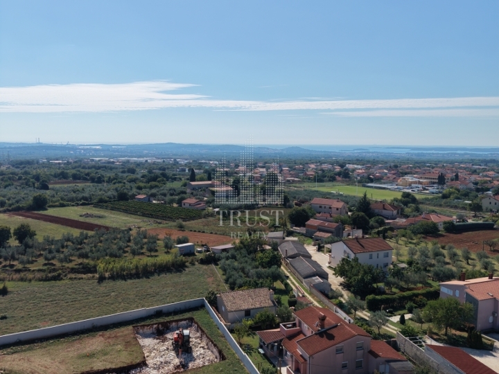 Istra, Galižana: građevinska zemljišta s dozvolom i projektom