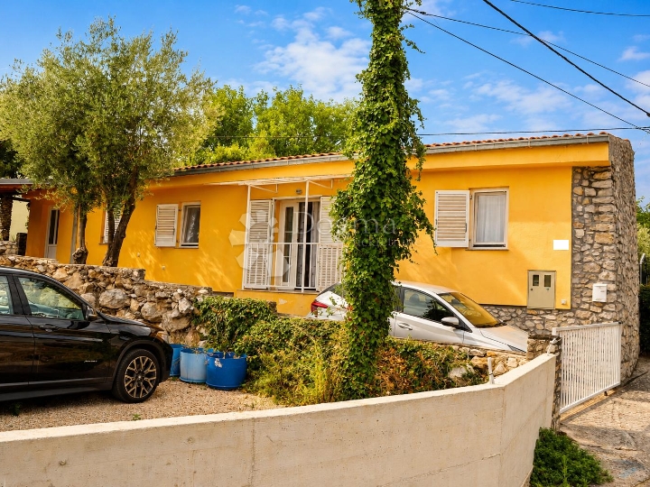 Omišalj – rijetka prilika, kuća na parceli od 850 m²