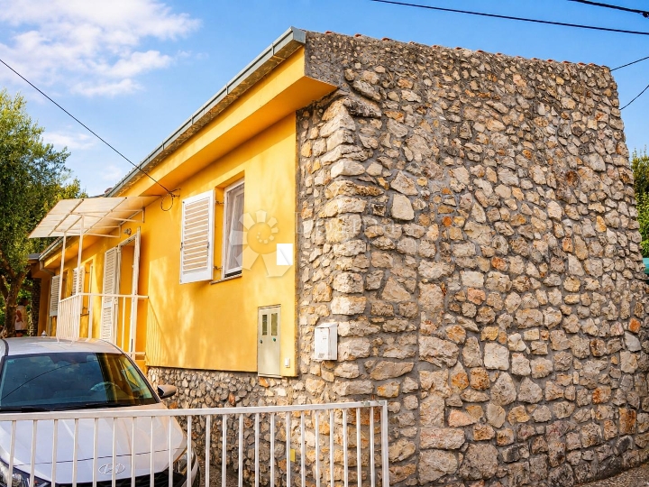 Omišalj – rijetka prilika, kuća na parceli od 850 m²