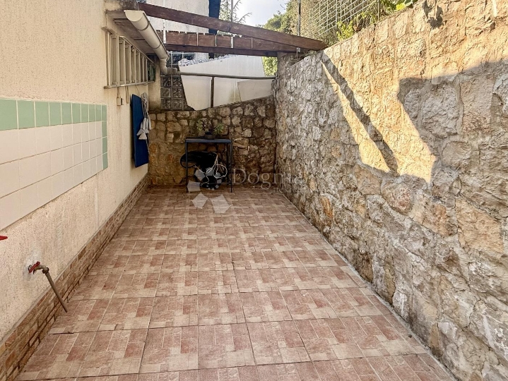 Dvojna kuća na izvrsnoj lokaciji, samo 40 m od mora