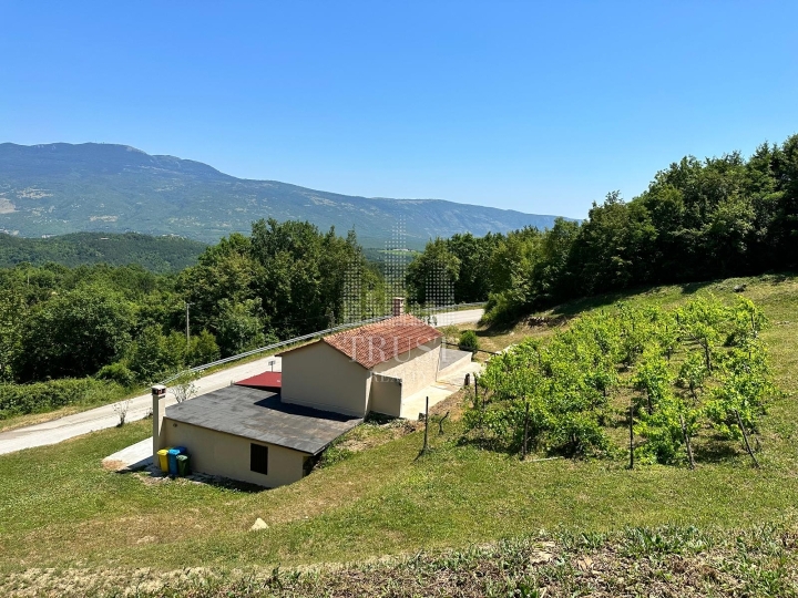 Paz, Istra – Kuća za adaptaciju s velikim terenom
