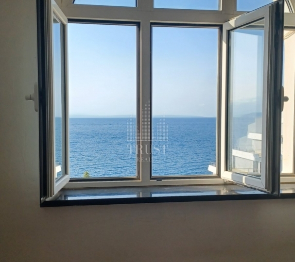 Trosobni stan uz more u centru Opatije