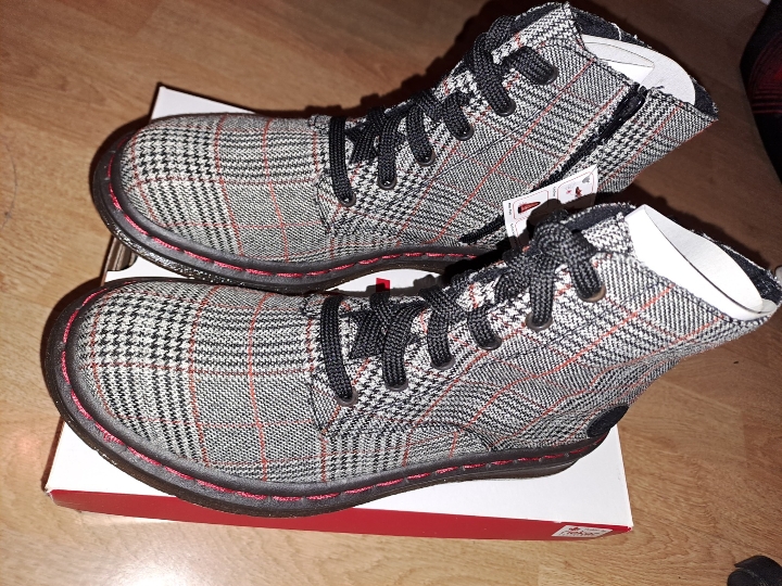 Nove Rieker cipele s etiketom