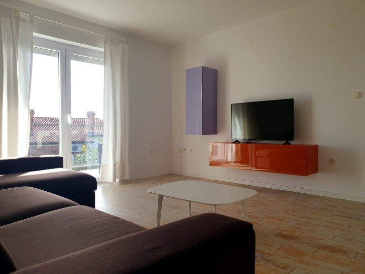 Novouređen stan s okućnicom, 85 m2