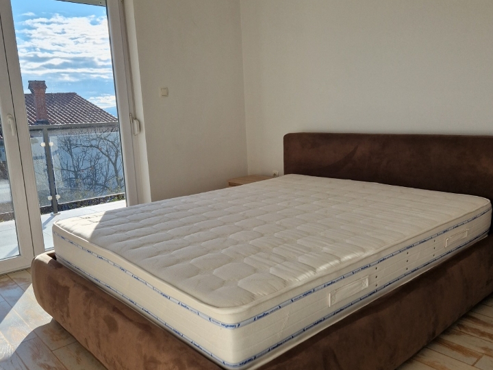 Novouređen stan s okućnicom, 85 m2