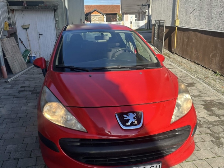 Peugeot 207 1.4 benzin, hitno