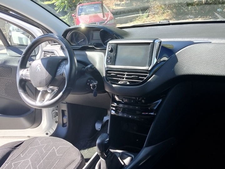 Peugeot 2008 Allure 1.6 HDi, 2016. god., 193.500 km, reg. do 04./2027.